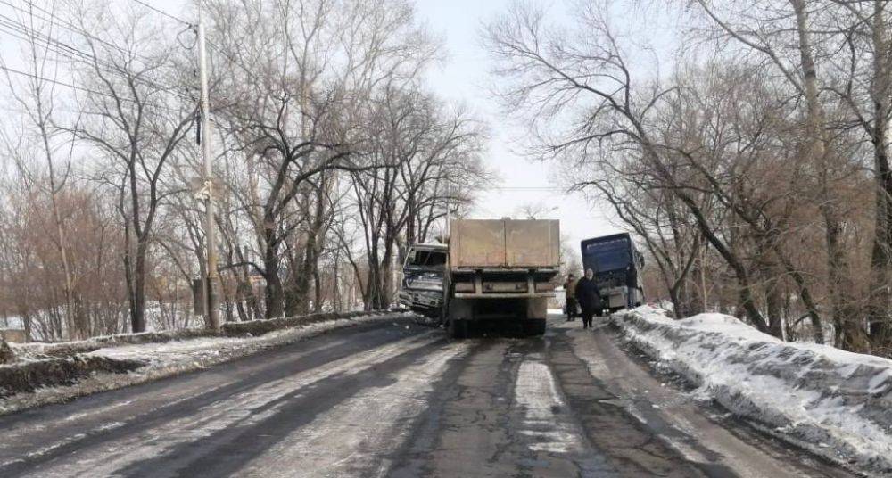 По предварительным данным сегодня в городе Хабаровске в ходе управления транспортным средством «Beijing» по ул. Аэродромной произошло расцепление прицепа, в результате чего прицеп допустил столкновение с грузовым автомобилем «Isuzu»