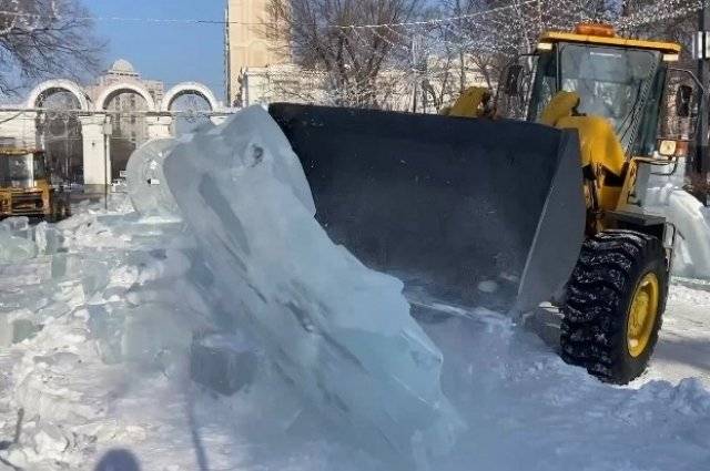 В Хабаровском парке «Динамо» начали убирать ледовые фигуры0