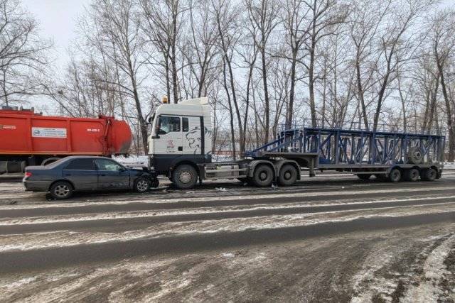 В Хабаровске произошло массовое ДТП с участием тягача, пострадал водитель0