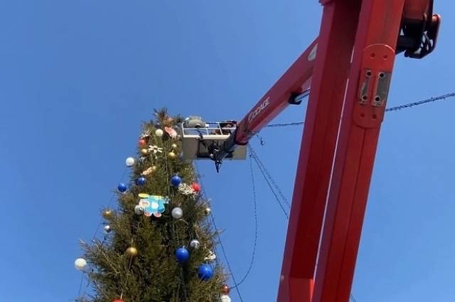 В Хабаровском парке «Динамо» начали убирать ледовые фигуры1