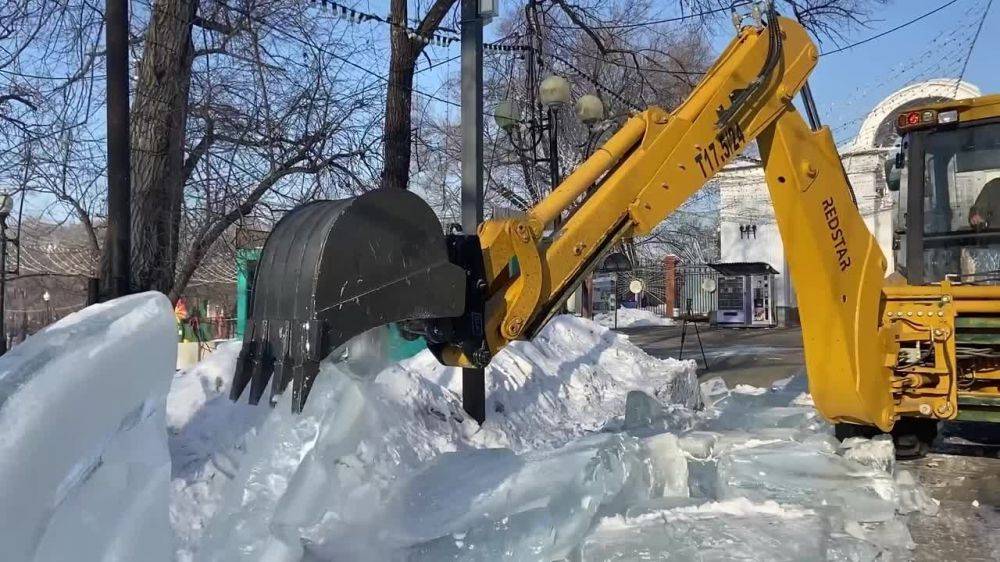 В парке "Динамо" демонтируют зимний городок