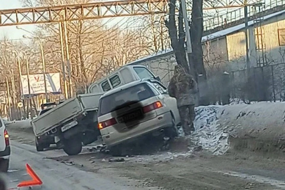 Авария с участием грузовика и легковушки произошла в Хабаровске0