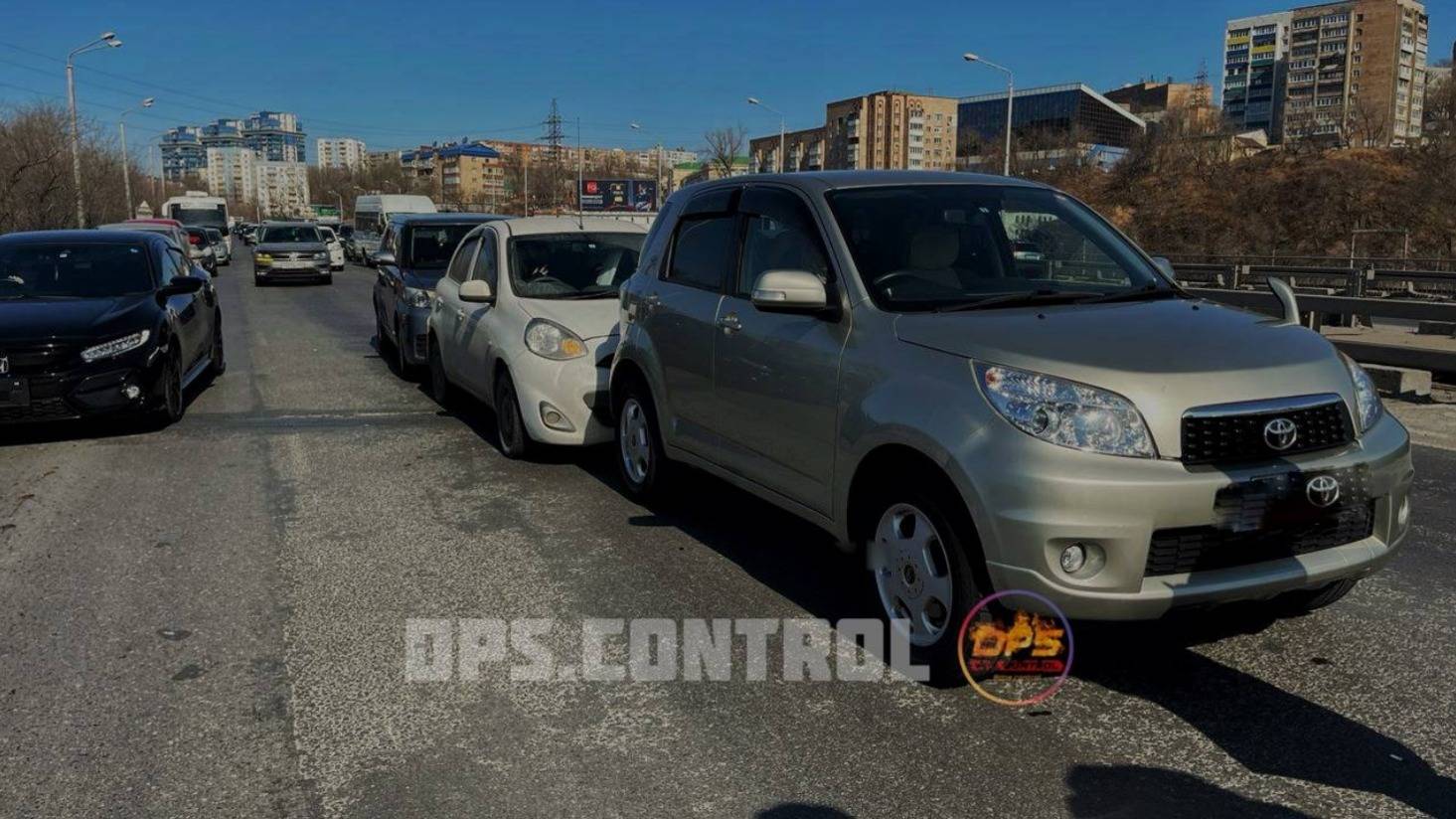 Автомобилисты, планируйте свой маршрут: массовое ДТП на путепроводе во Владивостоке0