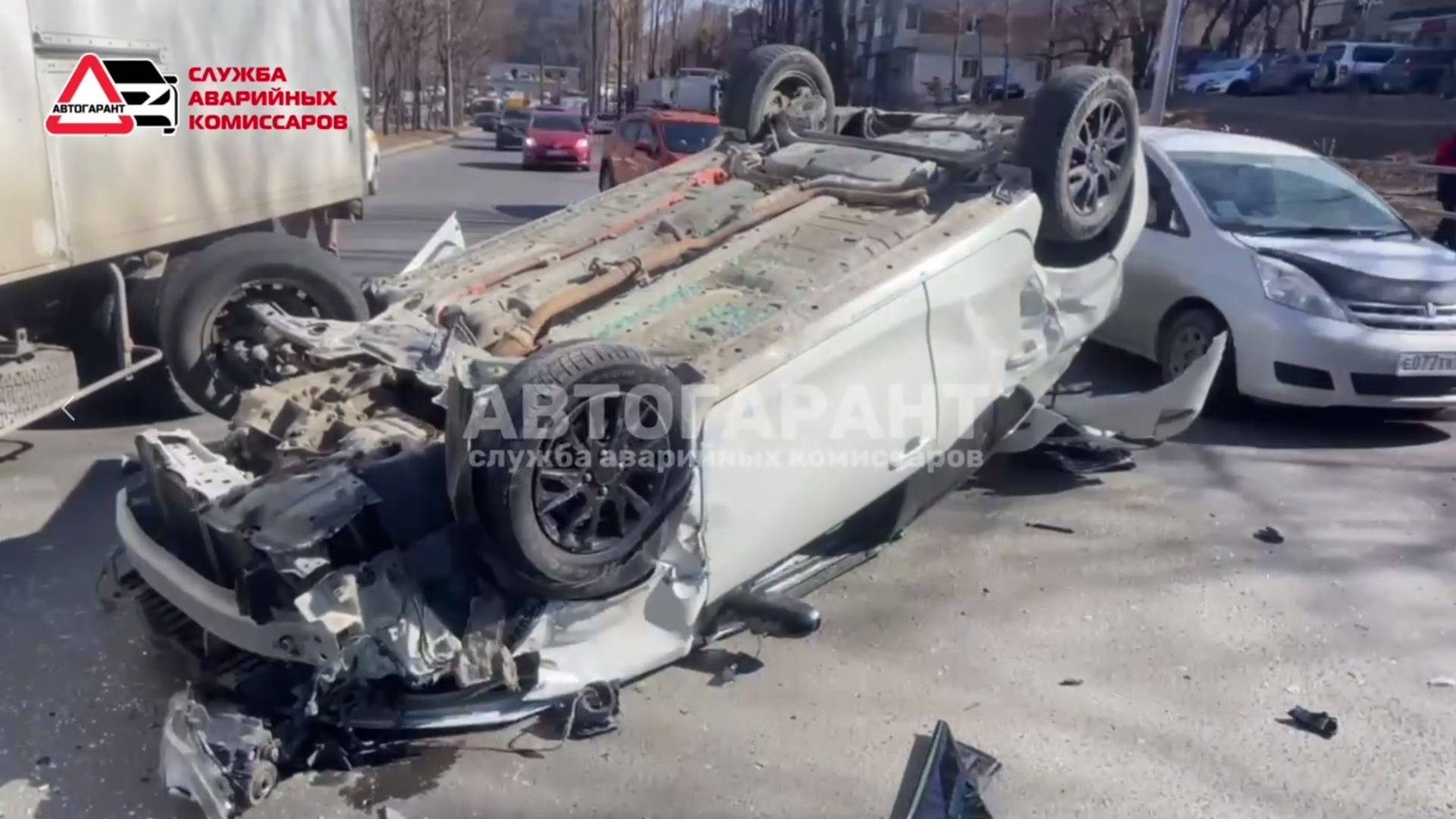 Большегруз и автобус — масштабное ДТП с пострадавшими во Владивостоке — видео0