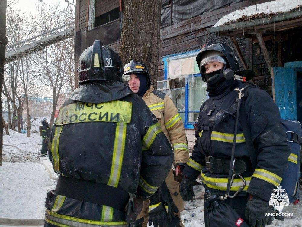 Пожарные расчеты оперативно ликвидировали возгорание в двухэтажном доме в Хабаровске