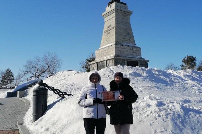 Ольга и Лариса Язенцевы у памятника на утесе Невельского Пресс-служба правительства Хабаровского края