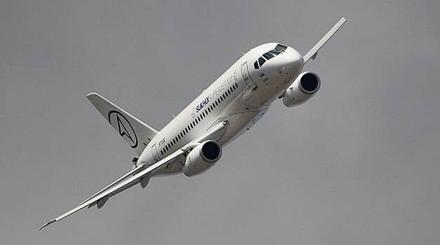 Самолет Sukhoi Superjet совершил аварийную посадку в аэропорту Москвы