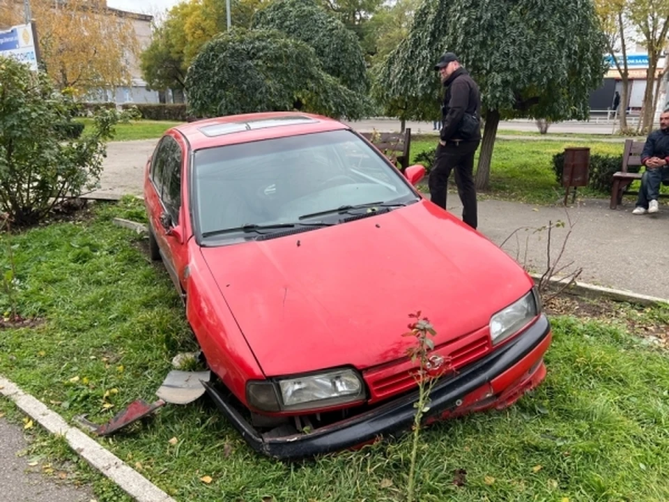 Ногой в зеркало, бутылкой по стеклу: хабаровчанин выместил злость на сожительницу на ее машине.0