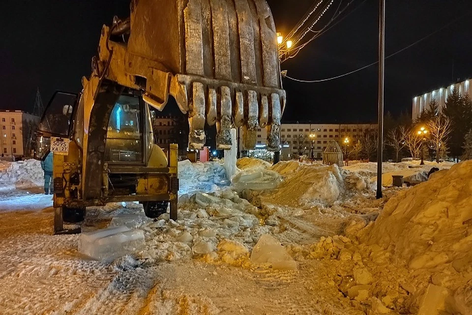 Новогодний городок на площади Ленина рушат в Хабаровске0