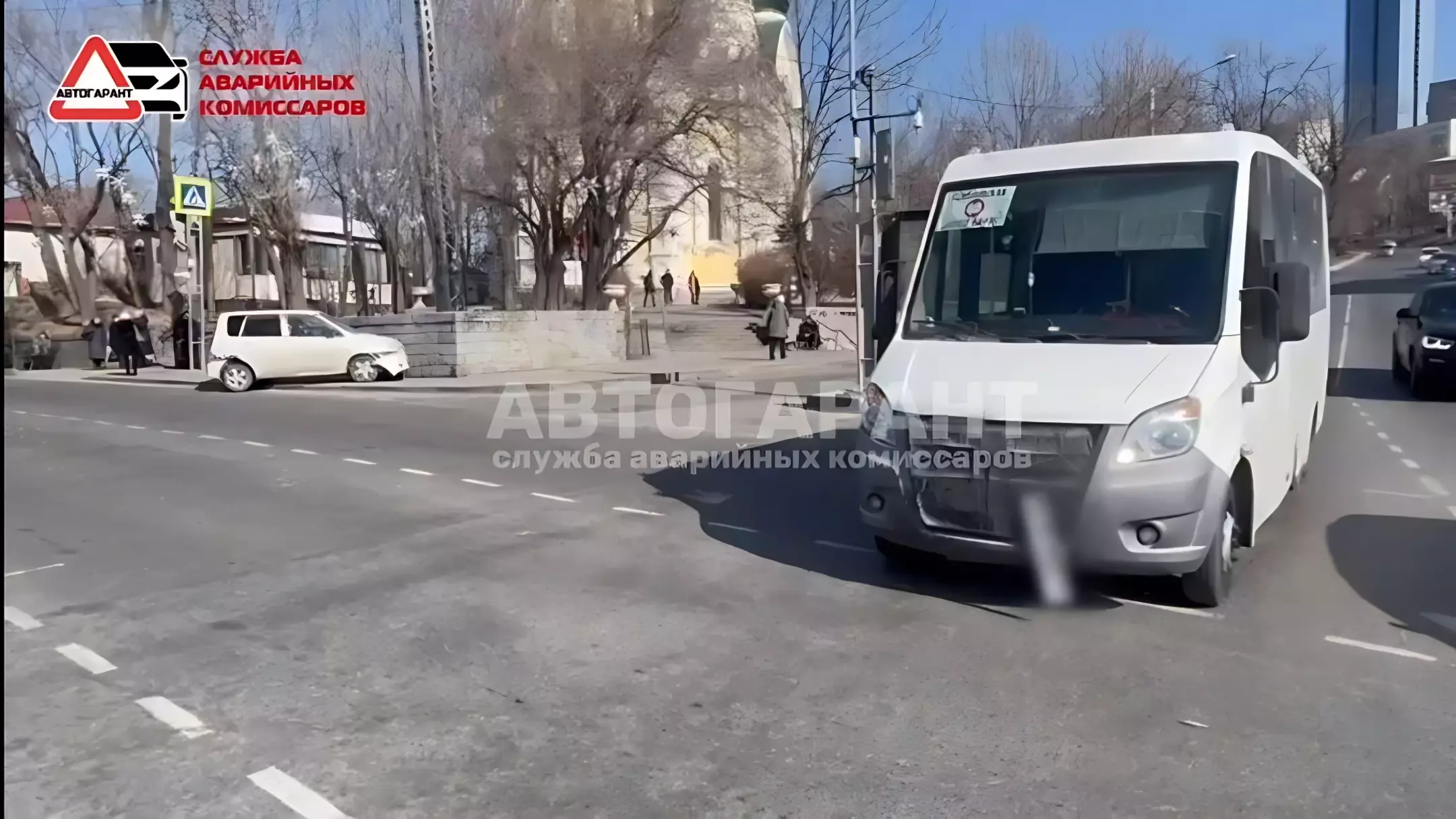 Отбросило в стену: маршрутка на полном ходу влетела в легковушку в Приморье — видео1