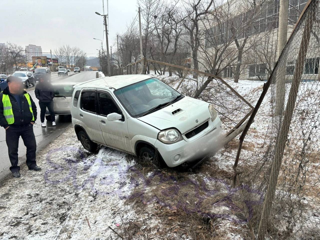 Первые жертвы гололеда: автобоярыня на «Сузуки» «положила» забор в Приморье — видео1