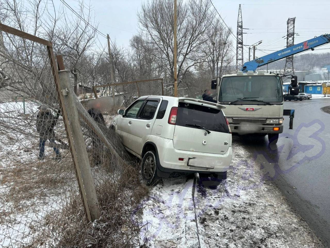 Первые жертвы гололеда: автобоярыня на «Сузуки» «положила» забор в Приморье — видео0