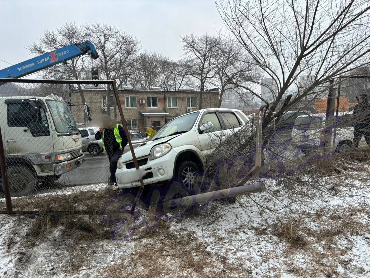 Первые жертвы гололеда: автобоярыня на «Сузуки» «положила» забор в Приморье — видео3