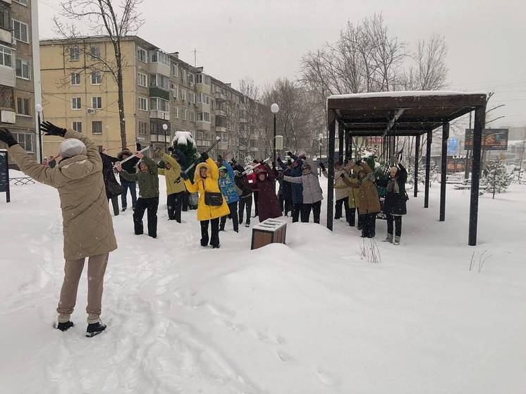 Пожилые люди присоединились к гимнастике в сквере Хабаровска