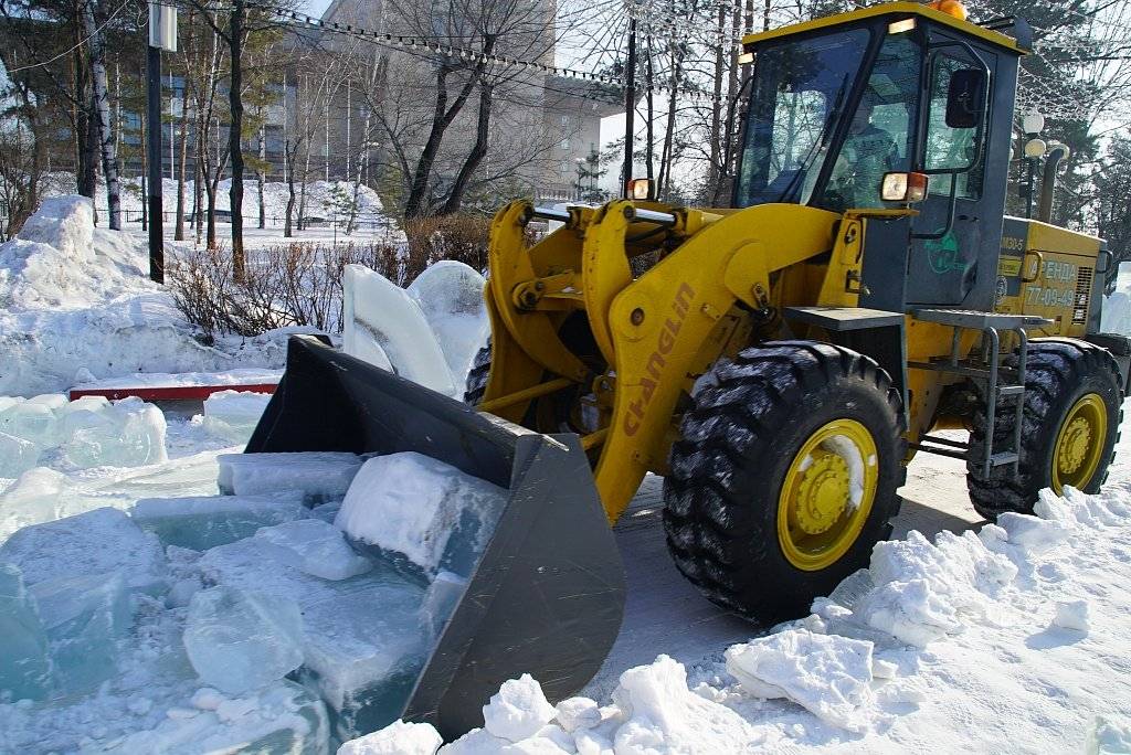 Прощай, зима: в Хабаровске сносят новогодний городок3