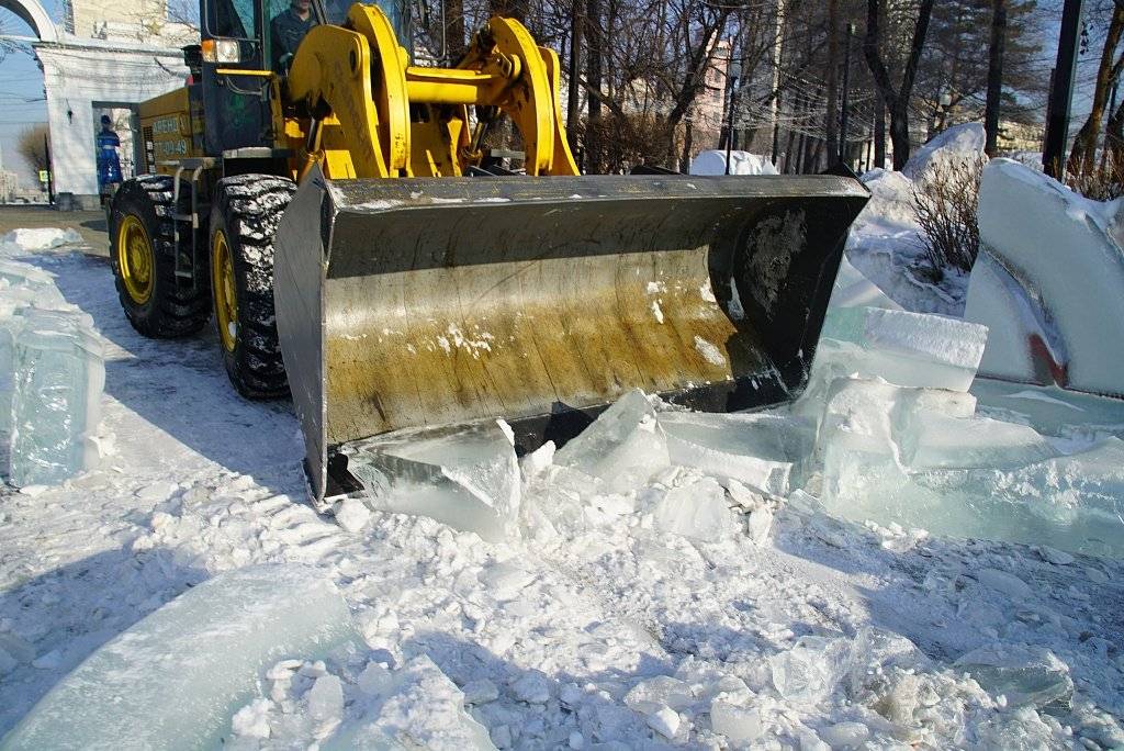 Прощай, зима: в Хабаровске сносят новогодний городок2