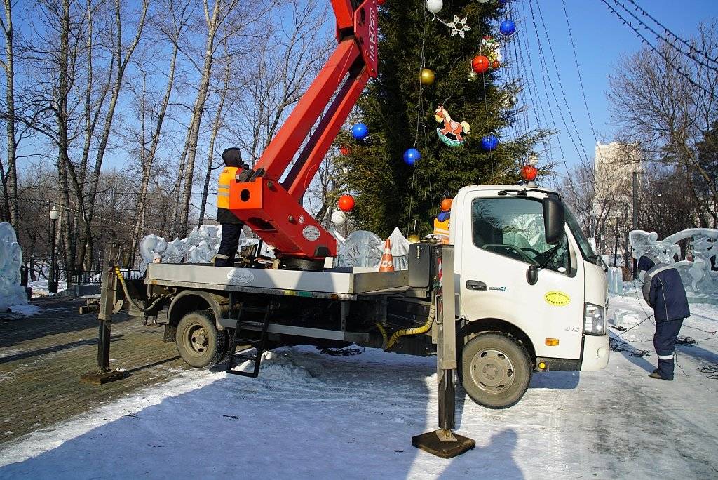 Прощай, зима: в Хабаровске сносят новогодний городок6