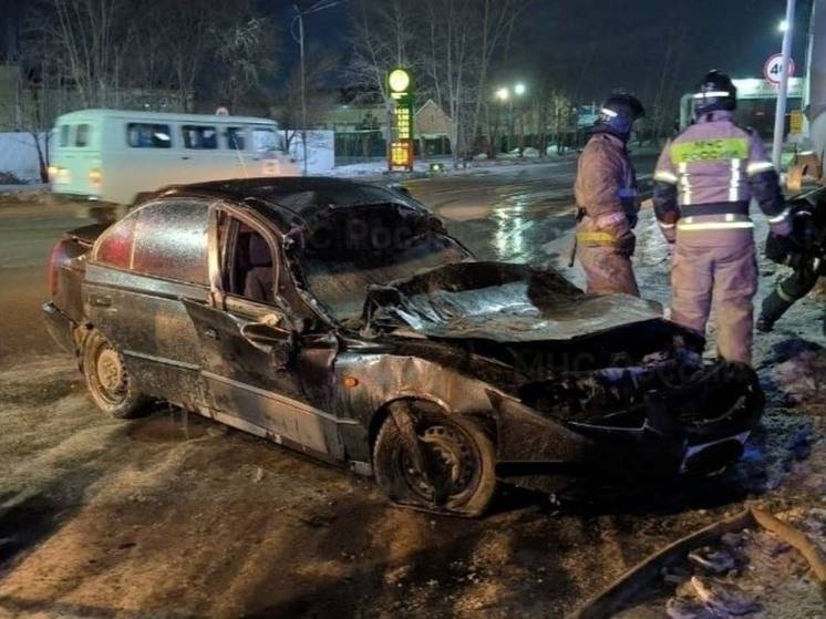 В Благовещенске загорелся автомобиль, попавший в ДТП