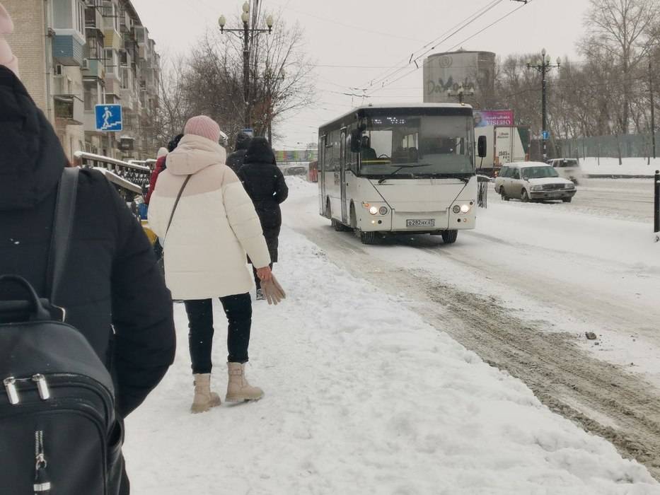 Снег, гололед и пробки в девять баллов сковали движение по улицам Хабаровска: фото