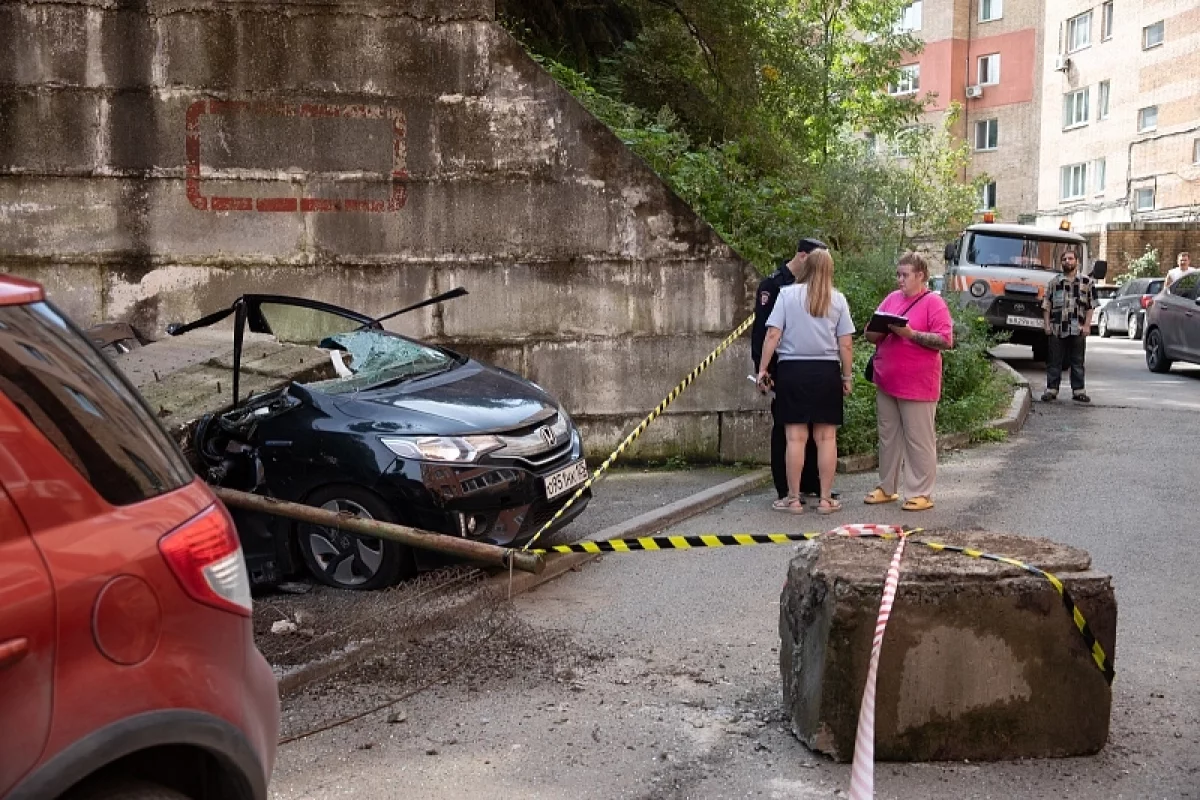 Стена рухнула и раздавила семь машин в Приморье: видео и подробности ЧП0