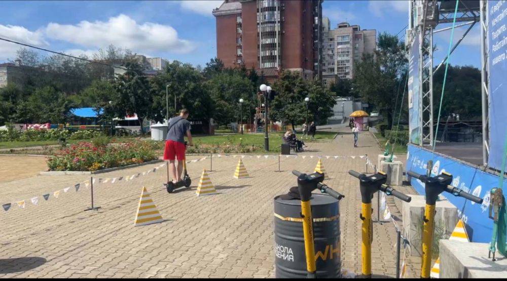 Сотрудники Госавтоинспекции провели для жителей города мастер-класс по управлению электросамокатами