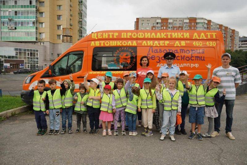 В Хабаровске госавтоинспекторы и представитель общественного совета при краевом правоохранительном ведомстве провели профилактические мероприятия «Мы за безопасность на дороге»