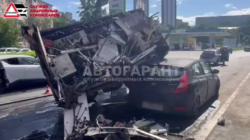 Грузовик «приобнял» легковушку во Владивостоке — фото1