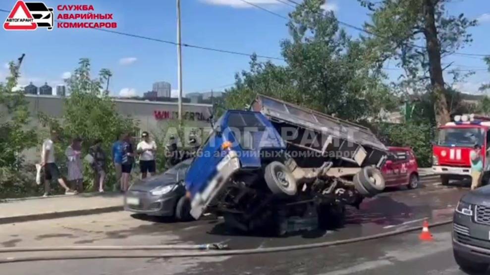 Грузовик «приобнял» легковушку во Владивостоке — фото3