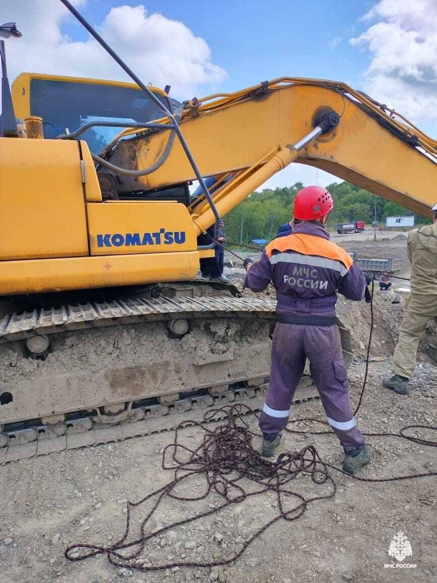 Один грузовик в Хабаровском крае опрокинулся за обочину, другой оказался в яме3