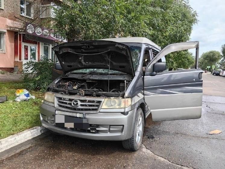 В Благовещенске пожарные потушили автомобиль в районе улиц Калинина и Краснофлотская