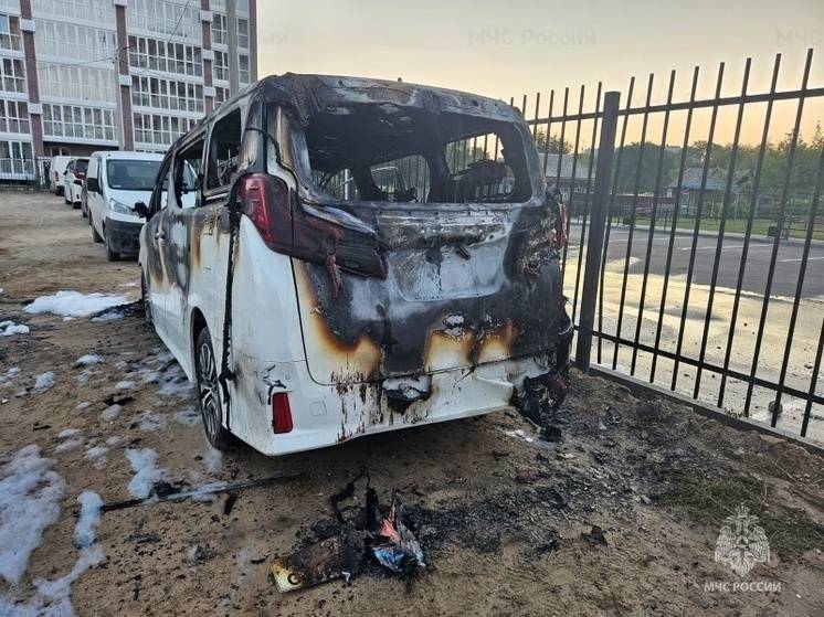 В Благовещенске во дворе дома загорелись три автомобиля