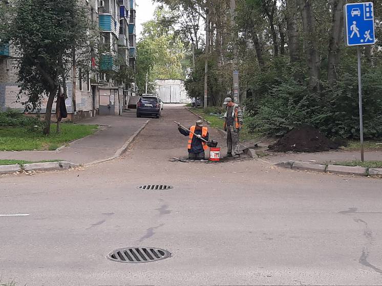 В Комсомольске-на-Амуре коммунальщики чистят дождеприемные колодцы