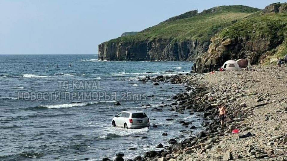 Водитель решил искупать свой автомобиль в море во Владивостоке — фото0