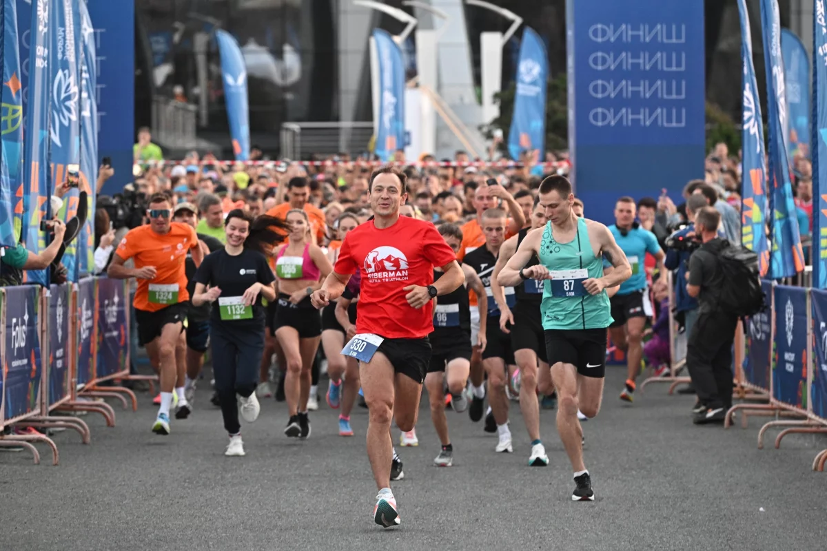 Олимпийский чемпион, выигравший забег на ВЭФ-2024, отдал кубок школьнице0