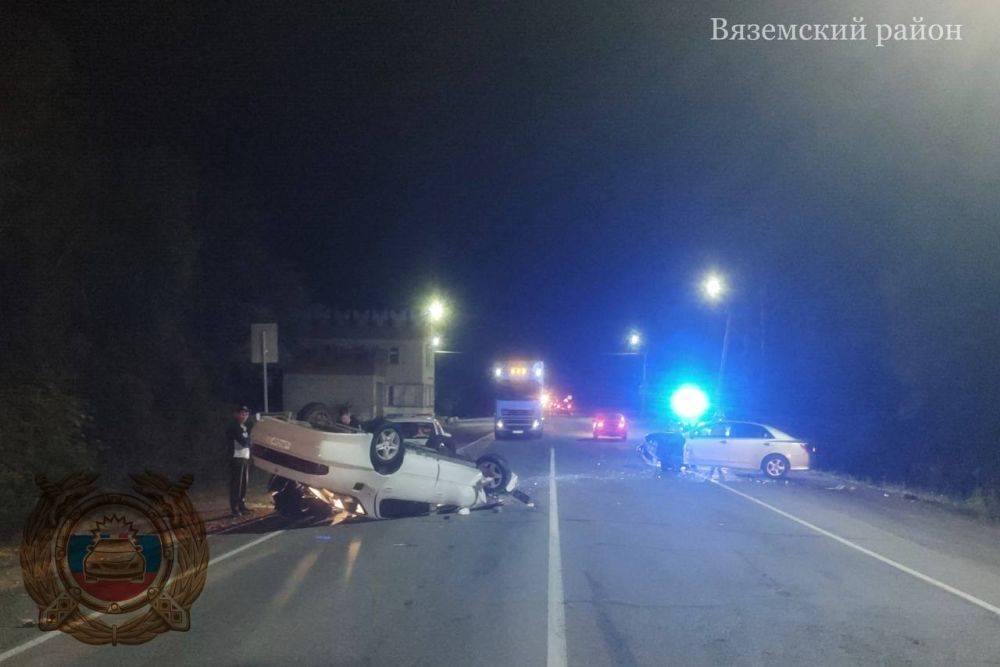 Водитель легкового автомобиля спровоцировал погоню и совершил ДТП, врезавшись в стоящий автомобиль в Вяземском районе