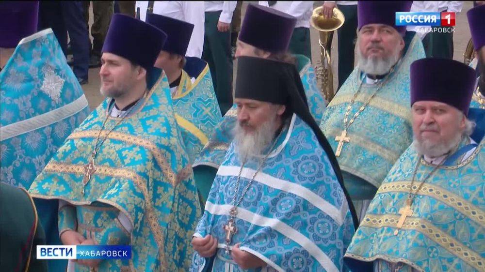 Смотрите в 21:09. Хабаровчане под дождём помолились о победе перед чудотворной иконой