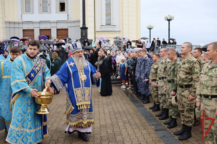 Росгвардейцы Хабаровска приняли участие во Всероссийском молебне о Победе