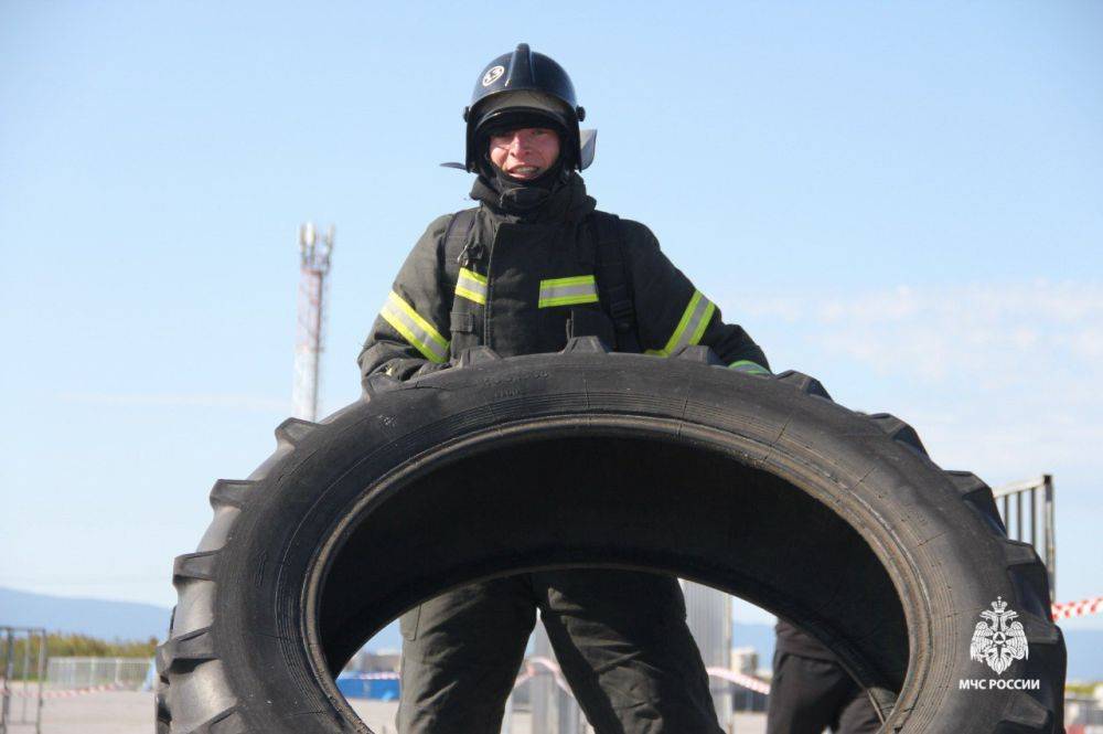 В Хабаровске прошли соревнования по силовому функциональному многоборью среди сотрудников пожарной охраны региона