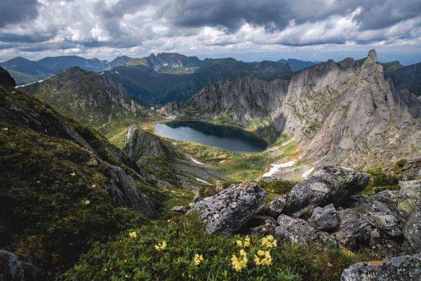 Побывать на горном хребте Дуссе-Алинь и посетить Амурский утес приглашают жителей и гостей края