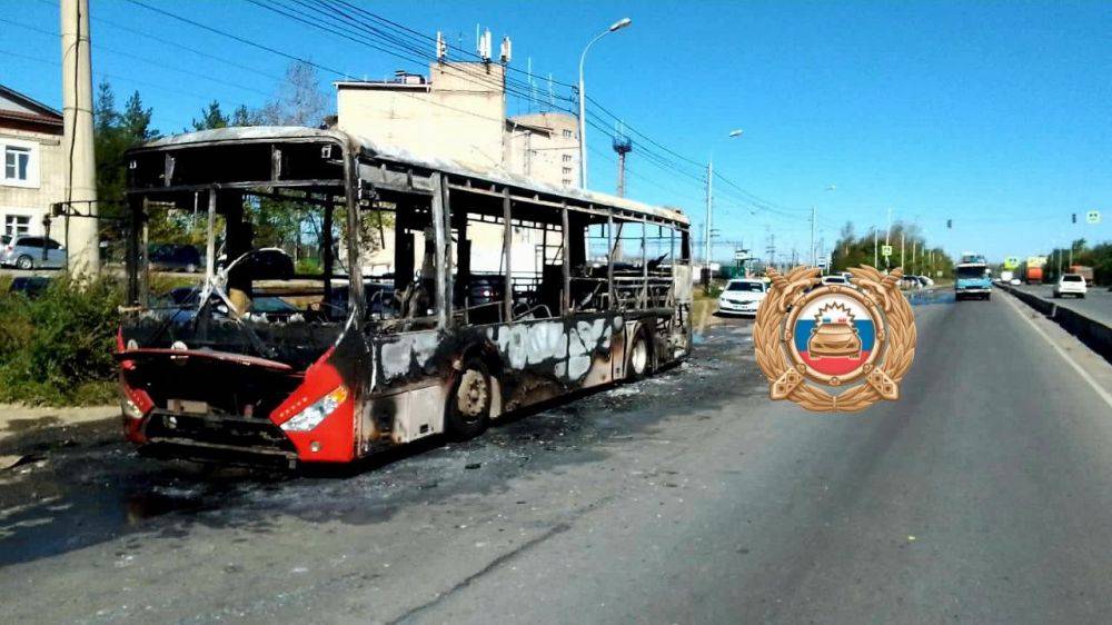 В загоревшемся автобусе в краевой столице пассажиров не было, никто не пострадал