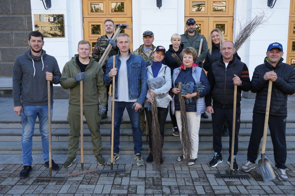 Депутаты в деле!. В минувшие выходные депутаты Хабаровской городской Думы взяли лопаты и грабли, чтобы принять участие в субботнике