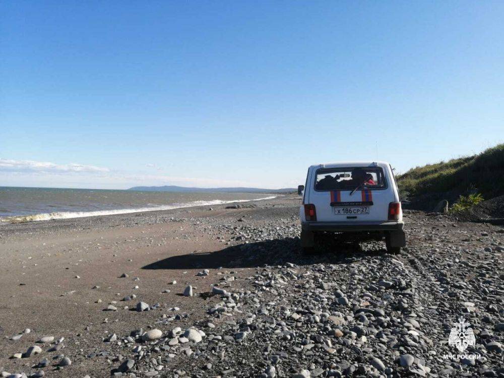 Спасатели повторно осматривают побережье Охотского моря, где пропало маломерное судно