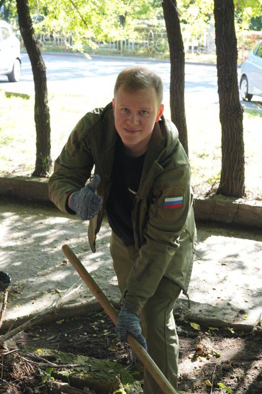 Депутаты в деле!. В минувшие выходные депутаты Хабаровской городской Думы взяли лопаты и грабли, чтобы принять участие в субботнике