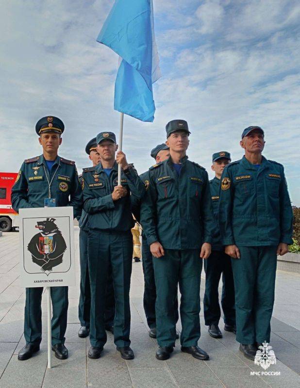 БОЛЕЕМ ЗА НАШИХ!!!!. Уже вот сейчас начнутся соревнования по скоростному подъему на высотное здание &quot;Дальневосточная вертикаль&quot;! Хабаровский край представляют огнеборцы из Хабаровска и Комсомольска-на-Амуре