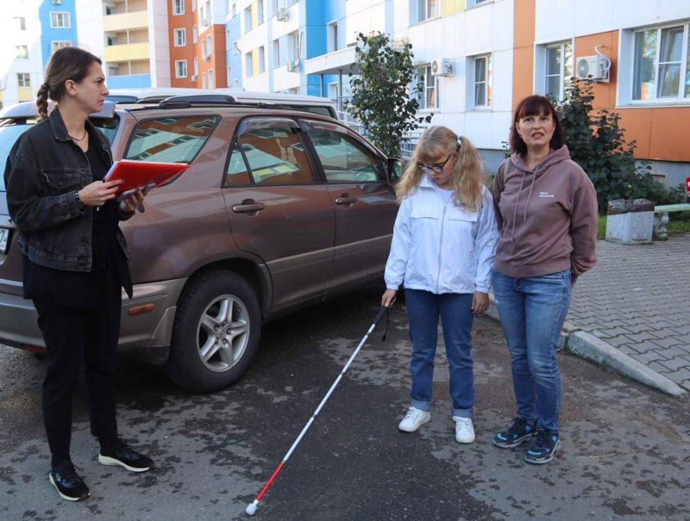 Обследование важного для подростка-инвалида пешего маршрута провели сотрудники мэрии Хабаровска