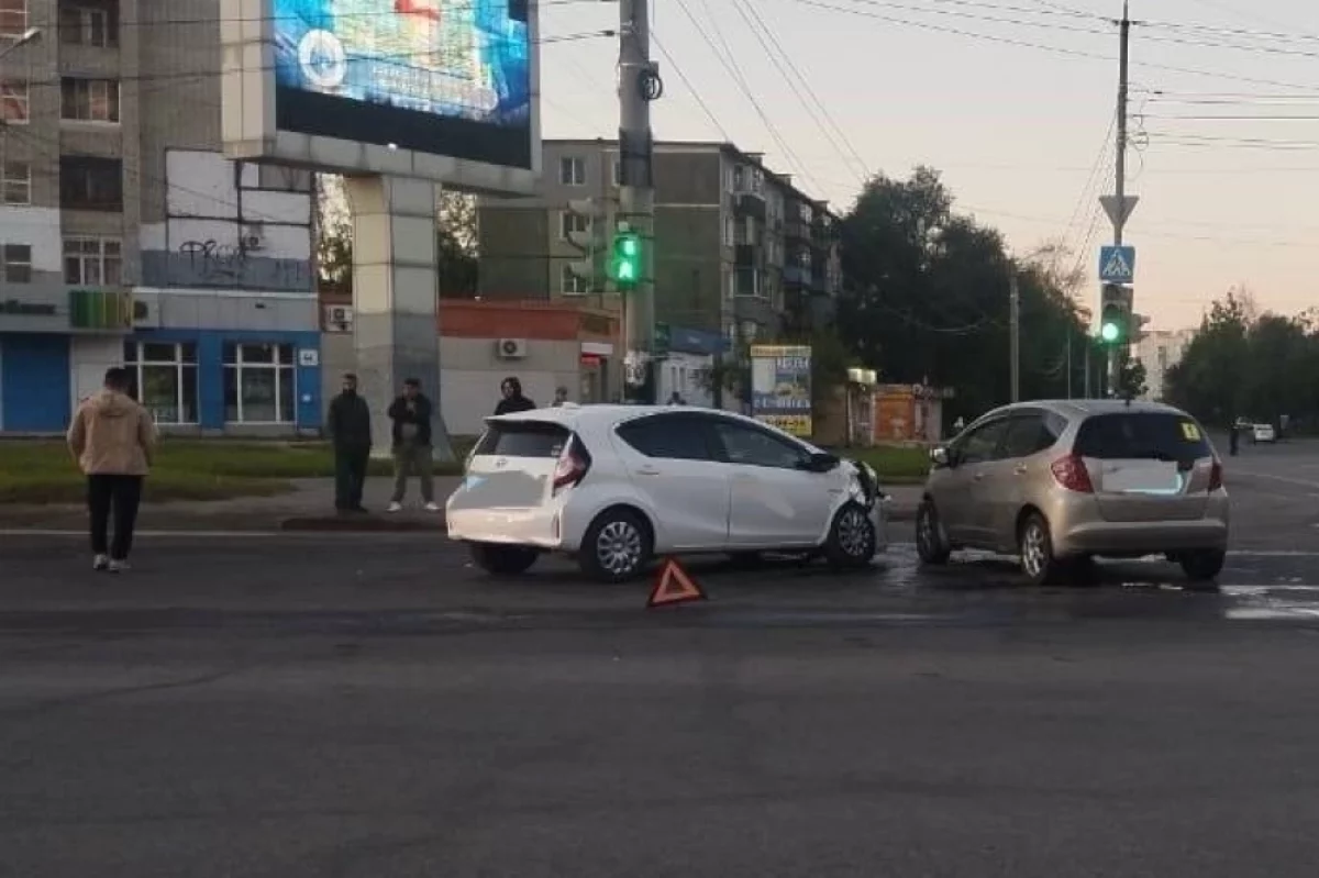 В Хабаровске парень вылетел на красный и устроил аварию на перекрёстке0