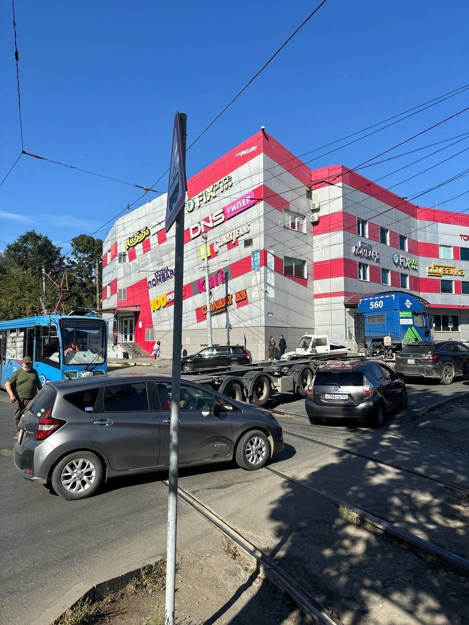 Авария парализовала движение в загруженном районе Владивостока — фото2