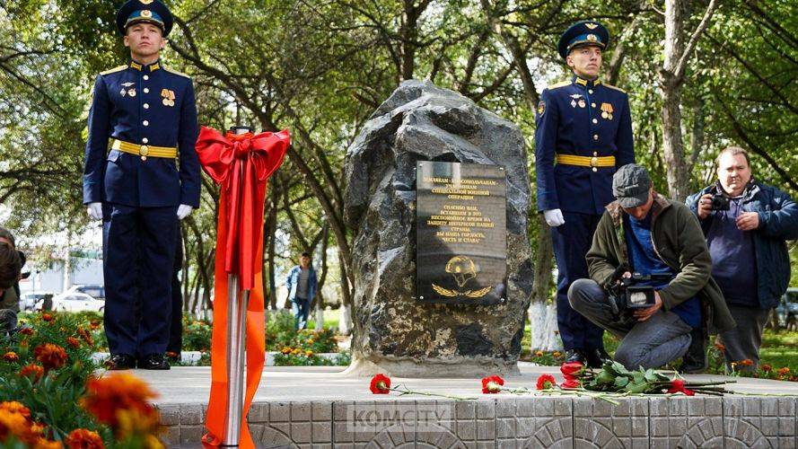 Сотрудники ОМОН «Ураган» приняли участие в открытии мемориального камня, погибшим комсомольчанам в ходе СВО