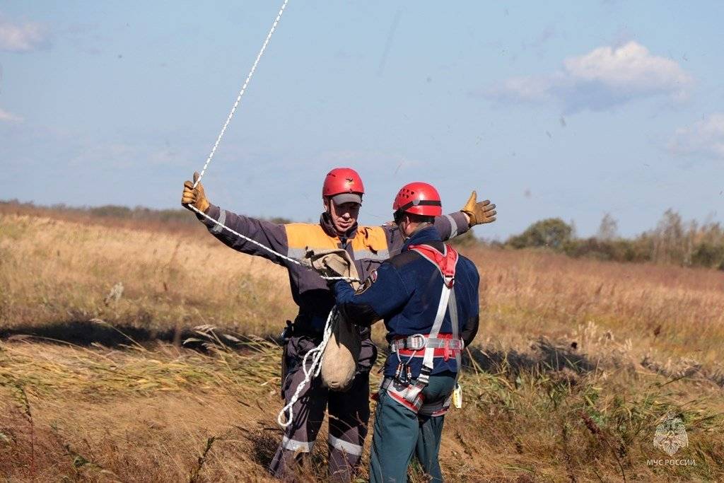 Без вертолёта не прыгать! В Хабаровском крае прошел сбор МЧС России по парашютно-десантной подготовке11