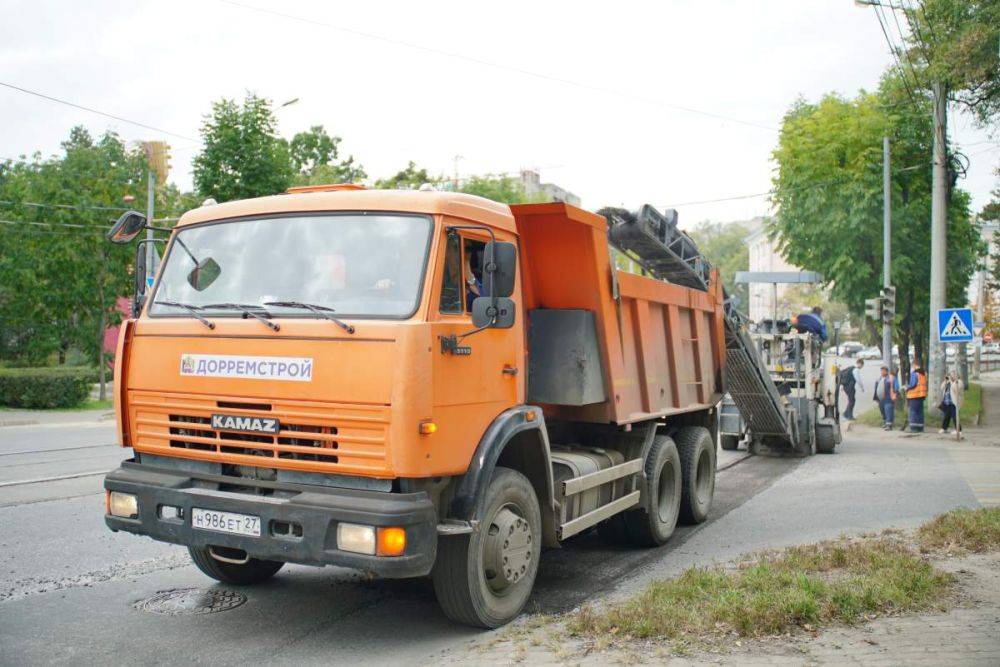 В Хабаровске продолжают проводить ямочный ремонт